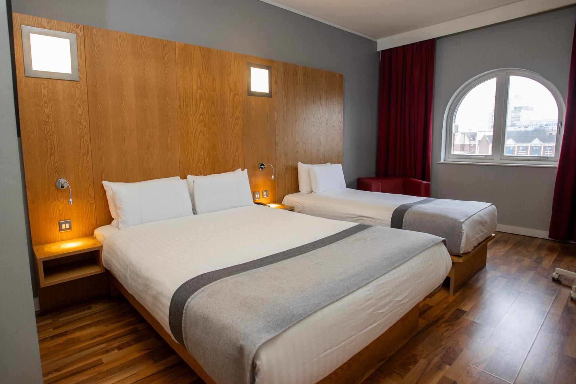 Ramada By Wyndham Belfast Hotel Værelse billede